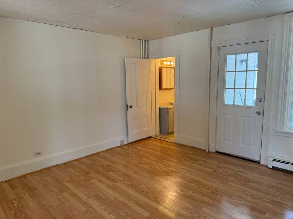 $1,650 / 2br - 800ft2 - 1st floor 1BR with eat in kitchen and porch (Downtown Exeter)63931656544898124