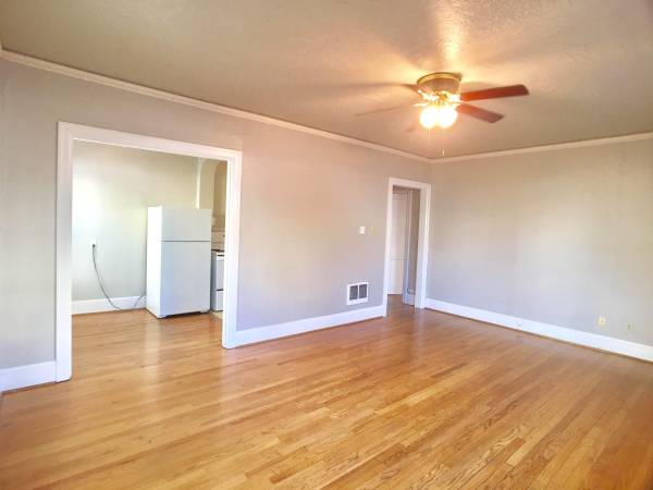 $1,445 / 1br - Large 1-Bedroom on Belmont! Hardwoods, Bike Parking, & Pet Friendly! (Portland)63831327537153123