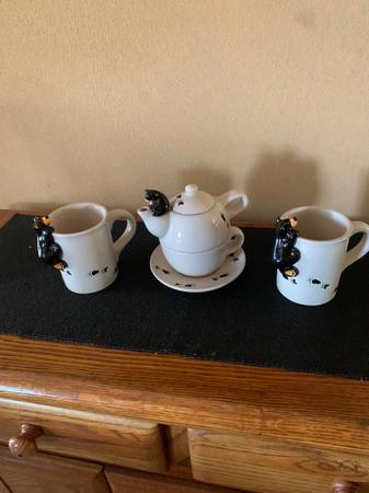 Bear Foot Teapot and two mugs 1