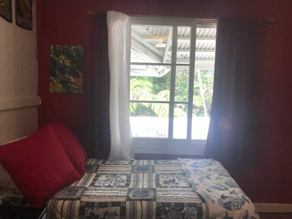 $1,200 / 1br - 1100ft2 - Furnished Room for Rent .09 mile from UH Hilo/Town with utlities. (Hilo)63939787549442122