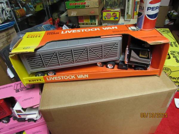 Ertl Chevy Titan Livestock Van Steel Truck Trailer Boxed 20" OLD STOCK 1