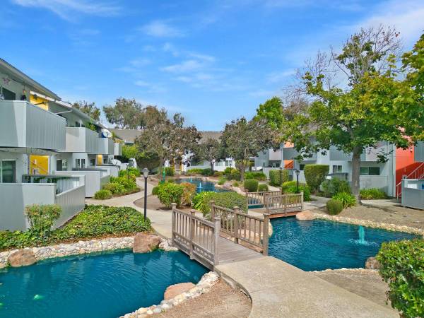 $2,006 / 2br - 900ft2 - Spacious Closets, Covered Parking Available, Online Payments (san leandro)63873442046465122