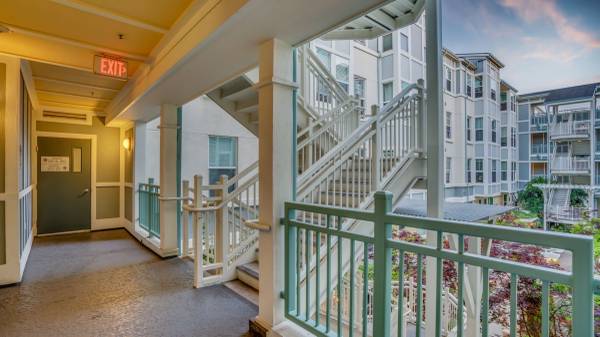 $1,500 / 2br - ! This great unit is located on the 2nd floor of a newer complex, offering a bri (Oakland)64030488716417122