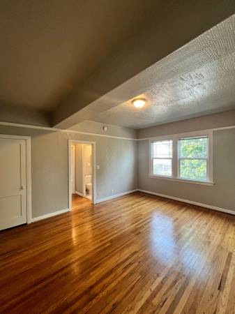 $1,295 / 1br - ¡Amplio y céntrico de 1 dormitorio! Pisos de madera, estacionamiento para bicicletas y admitimos mascotas (Portland)63831251021699124