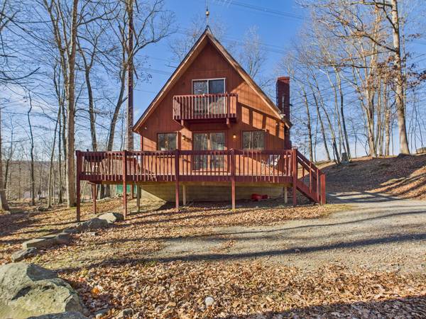 chalet home - propane fireplace - eat in kitchen 1