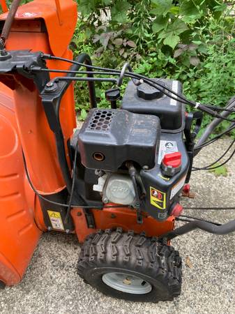 Husqvarna ST 227P 27 pulgadas, soplador de nieve de gasolina de dos etapas con tracción propia - 100 dólares (Fields Corner)63435617965569121