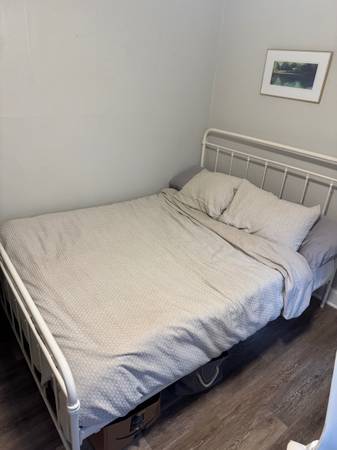 Free Queen Tuft and needle mattress 1