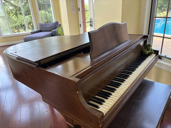 Free Baby Grand Antique Piano 1