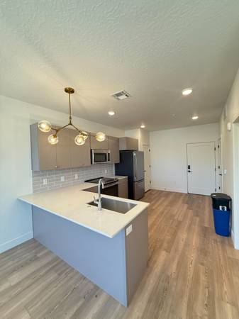 $1,199 Beautiful Studio (Millcreek)63969198292866124