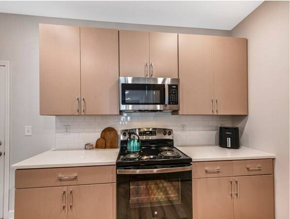 $1,850 / 3br - You will fall in love this HUGE 3 Bedroom!!!!! (Burlington)64027275666691122