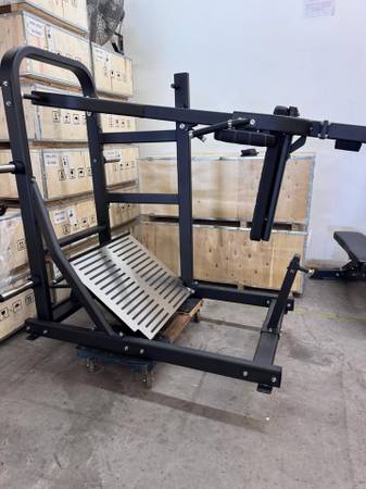 New Pendulum Squat Machine 1