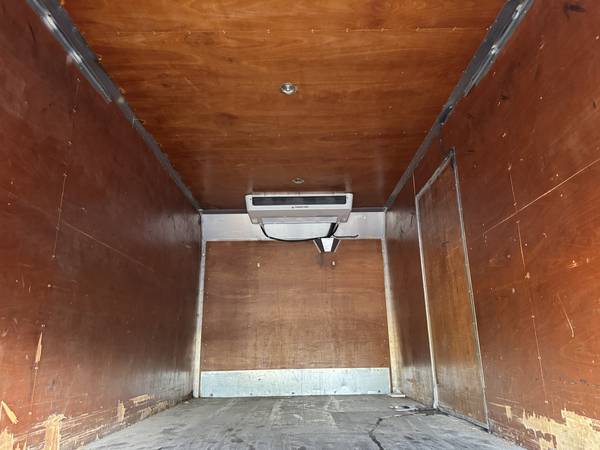 2014 Freightliner M2106 Reefer Truck - Photo 15
