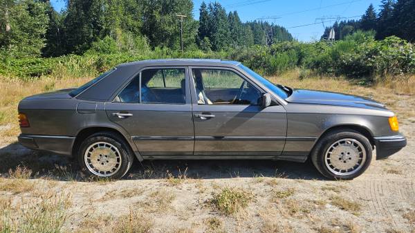 Mercedes 300E de 1986 (bajos kilómetros) - $1,50063617359014145123
