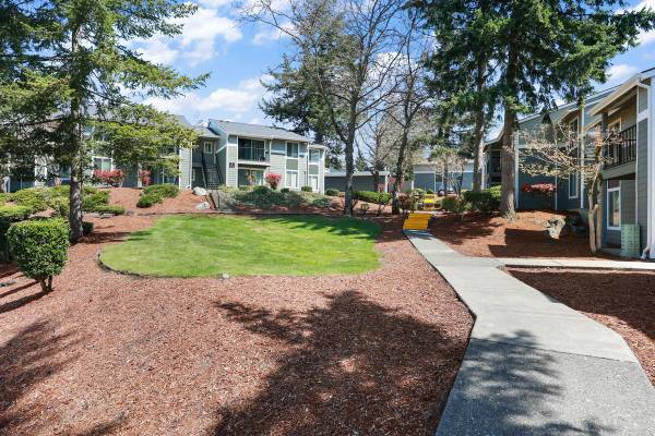 $1,795 / 2br - 815ft2 - Seamless Living in Kent: In-Unit Laundry & Efficient Appliances (Kent)64031309346562122