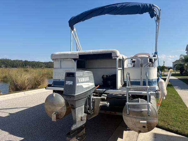 22ft Sylvan pontoon 1