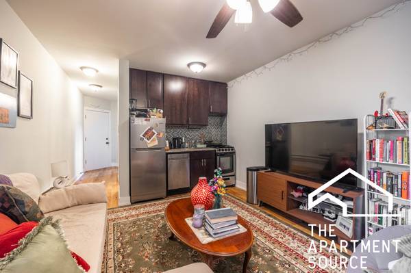$2,350 / 2br - Renovated Lakeview 2-Bedroom | Steps to Entertainment & Convenience (Lakeview East)63959879766530121