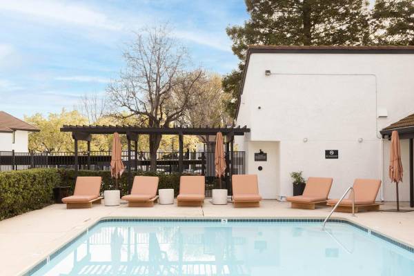 $2,101 / 1br - 612ft2 - Newly Renovated 1 BR-Pool, Fitness, Secure Parking, Garden (pittsburg / antioch)64000754962178124