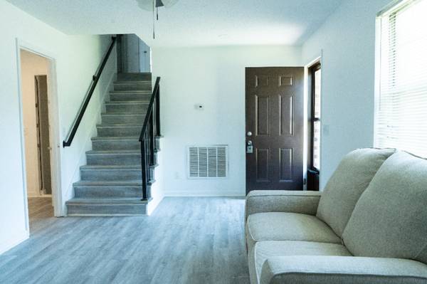$1700.00 / 3br - 1300ft2 - Cozy 3 Bedroom Home on Knollbrook Drive63801834561283122