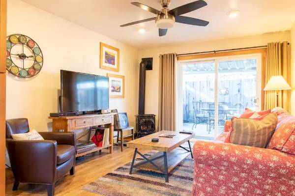 $3000.00 / 1br - 550ft2 - $3,000 - Fully Furnished One Bdrm Guesthouse with Utilities/Cable/WiFi64055521287553120