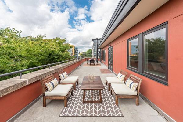 $2,795 / 1br - 894ft2 - Ample cabinetry, Track lighting with dimmers (Capitol Hill, Seattle Wa)63773355364353121