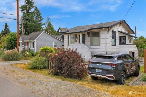 $1,399 / 1br - 1140ft2 - Greenwood Fixer—New Roof, Solar, Rehab-Ready w/ Expansion Potential (Seattle, WA)63866941306753120