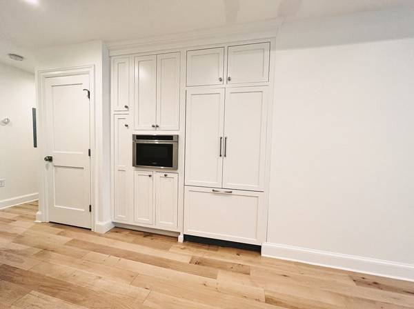 $2,500 / 2br - 820ft2 - Modern 2-Bed Apartment with Private Patio and Heated Parking (Boston)64213539933059123