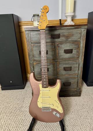 Fender MIM Stratocaster - Burgandy Mist 1