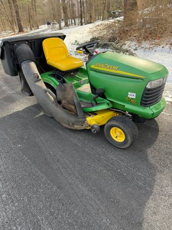 John Deere LT160 lawn tractor w/bagger 1