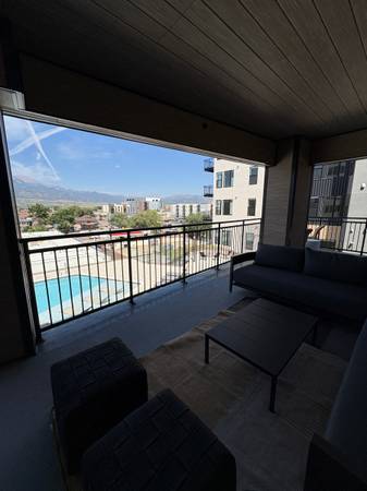$2,458 / 1br - 1133ft2 - 1 Dormitorio 1.5 Baños + Despacho Lofted Townhome en el Centro! ¡2 Meses de Alquiler Gratis! (Colorado Springs)63687067447171121