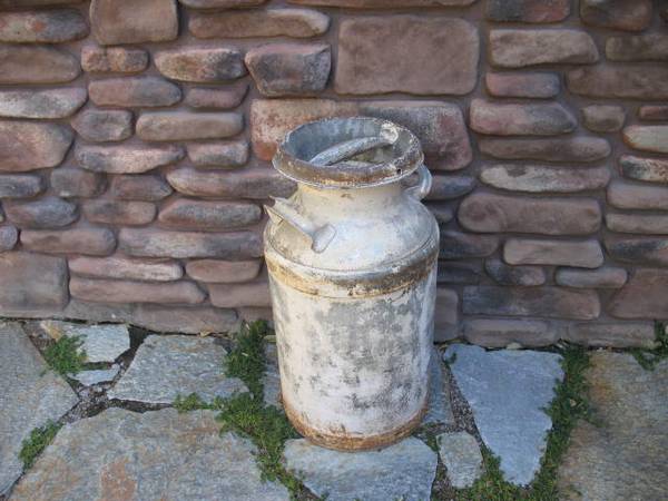 Vintage milk can with lid 1