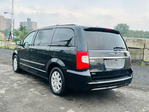 2015 chrysler Town and Country Touring Clean Carfax - $4,500 (Brooklyn)63654717985153124