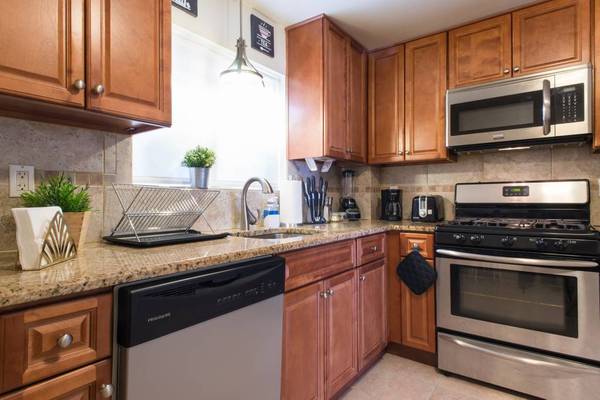 $2,695 / 2br - **VIDEO** RENOVATED, TWO BEDROOM APARTMENT, NEW KITCHEN & BATH, NO FEE (Belmont, Cambridge, Watertown)63699488196993123