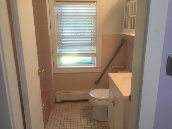 $1,400 / 1br - 350ft2 - Furnished In law suite close to commuter rail (Dedham)63951007058819122