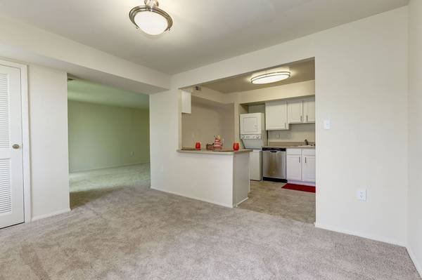 $2,249 / 2br - 1100ft2 - ¡Hermoso y espacioso de 2 habitaciones/1 baño! ¡Recién renovado!! (Falls Church)63843421021441120