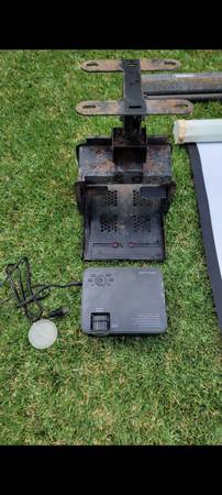PROJECTOR WITH SCREEN AND MOUNT 1