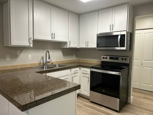 $2,550 / 2br - 1000ft2 - 2BR apt :: Enjoy Large BONUS Sun Room :: W/D inside :: Bellevue area (Bellevue)63910064237059120