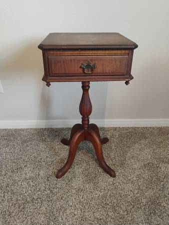 Antique side table with 1 drawer 1