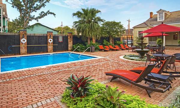 $89 / 1br - 500ft2 - 29 al 31 de octubre, habitación con cama matrimonial en el Wyndham Avenue Plaza Resort (New Orleans Garden District)63791969553665124