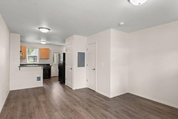 $1,649 / 2br - 830ft2 - Playground, Nearby Parks, Plank Flooring (Hayden Bridge)63977278425603124