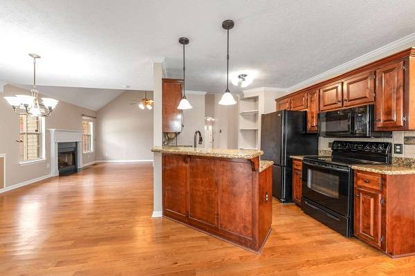 $1,250 / 3br - 2245ft2 - Spacious 3BR/2BA Home with Vaulted Ceilings, Bonus Room & Sunroom! (Murfreesboro, TN)63683030502275121