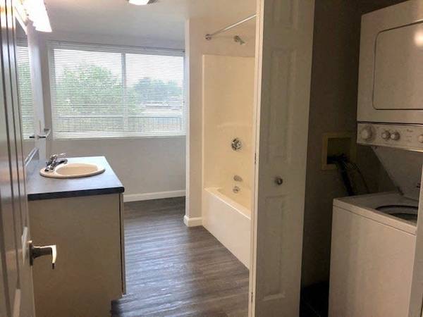 $2,125 / 1br - 760ft2 - Plank Flooring, Central AC/Heat, Cable Ready (180 Woodbury St, Manchester, NH)63932189378434124