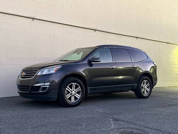 2017 Chevrolet Traverse LT-3rows of seats. Super clean and really comf 1