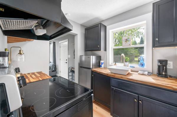 $1,020 / 1br - 392ft2 - Lakeside 1BR Cottage for Rent with Lake Mitchell Views (Cadillac)64037896821891120
