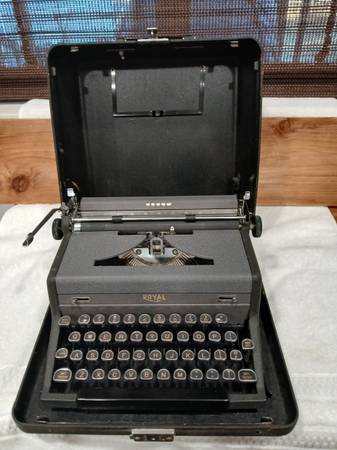 Antique ROYAL Arrow portable typewriter 1