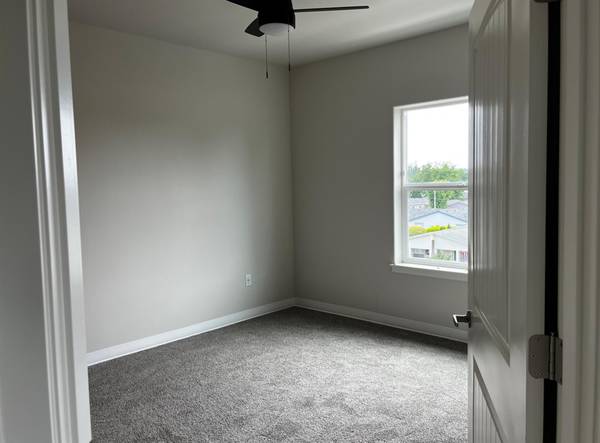 $1,395 / 1br - Large Playground, Easy Freeway Access + 1 Bed Apt Great Amenities (Salem - Center Street)63660444594817123