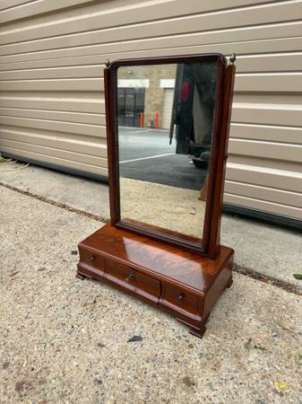 Antiguo tocador/escritorio de estilo federal del siglo XIX, con tapa de caoba - $550 (Fairfax)63471431962627123