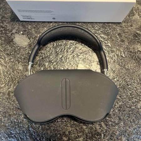 Airpods max Midnight - $300 (Gypsum)62961761443459123