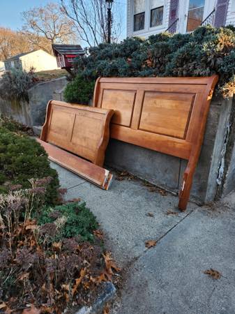Curb alert queen sleigh bed 270 sumner ave warwick 1