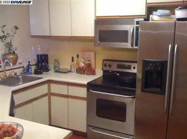 $2,150 / 1br - 880ft2 - 1 Bedroom / 1 Bath Condo for Rent in a Quiet Hayward Neighborhood (hayward / castro valley)64023722052609121