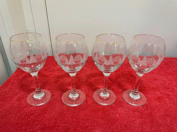 FOUR VINTAGE LIBBEY CO. CHRISTMAS WINE GLASSES 1